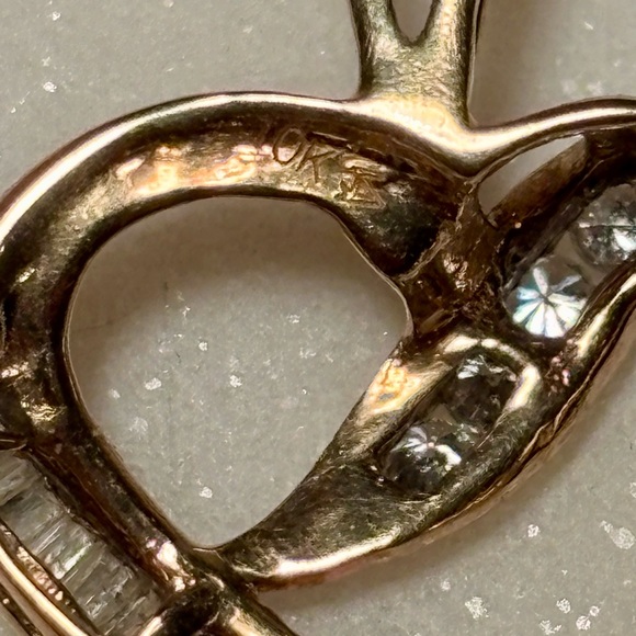 Diamond Heart Pendant 1/10 carat TW Round-Cut Diamonds 10K Gold - Picture 3 of 6